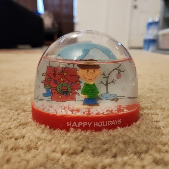 Peanuts Christmas Snow Globe Charlie Brown Happy Holidays Plastic - Picture 1 of 4